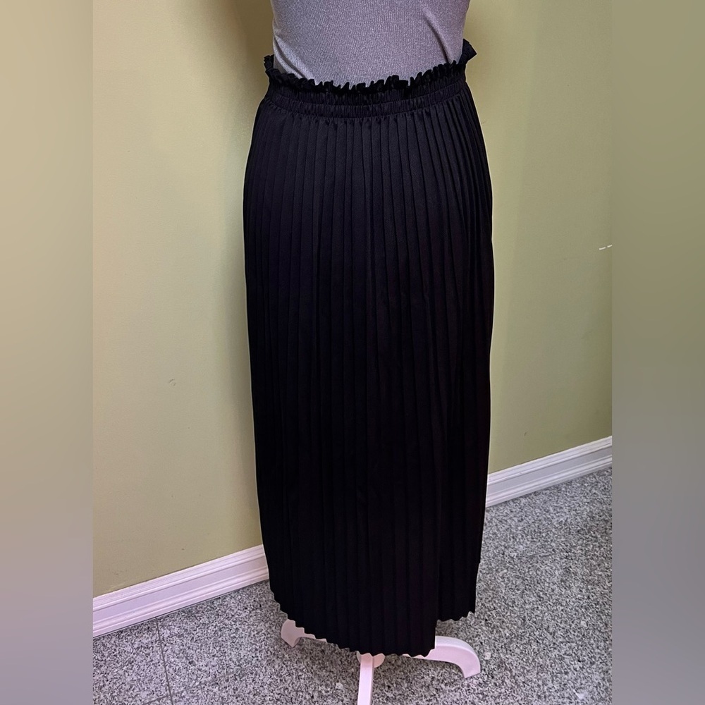 Bundle of 2 Unlined Scuba Pleated Skirts - Beige & Black, One Size Fits All - Picture 15 of 17